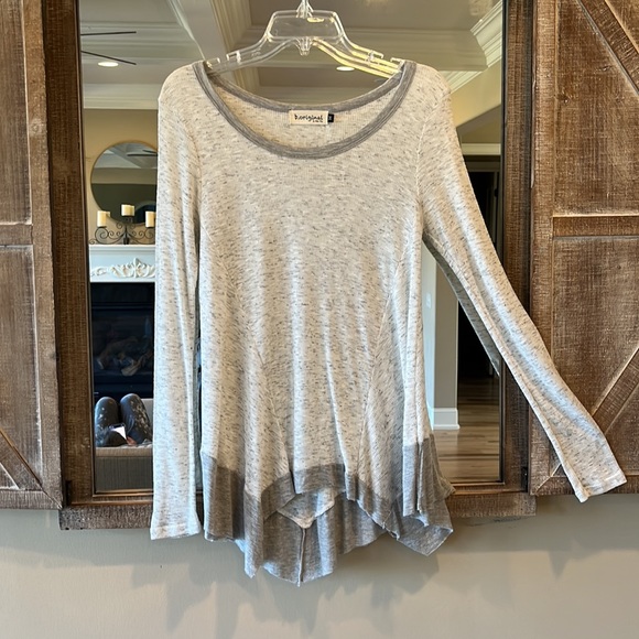 B Original Heather Gray Speckled Top Flowy Ruffle Hem Womens Medium - Picture 2 of 11